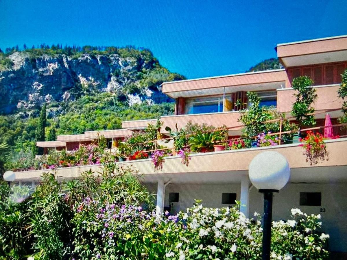Appartamento Peppino Mit Seeblick Und Pool Riva del Garda Dış mekan fotoğraf